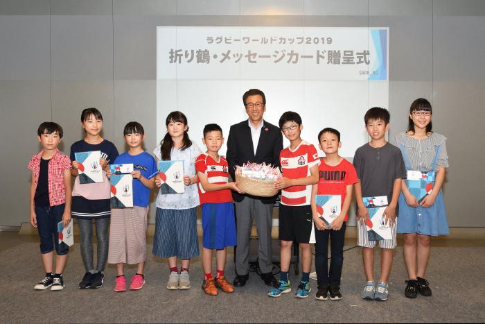 二条小学校の生徒さんと秋元市長の記念撮影