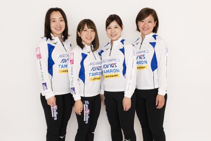 カーリング女子チーム「ロコ・ソラーレ」の4名