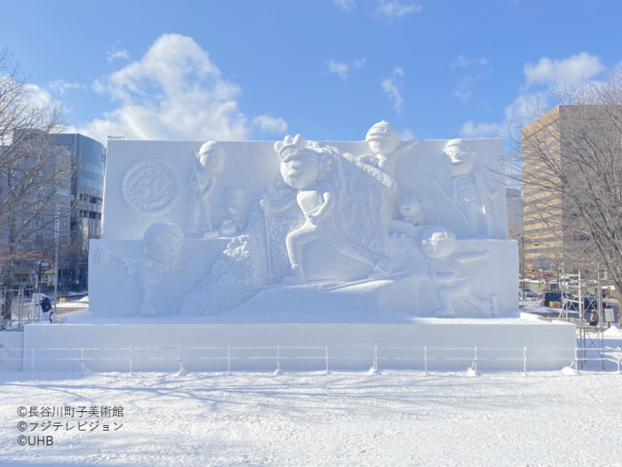 サザエさん一家がウインタースポーツを楽しむ様子を表した大雪像