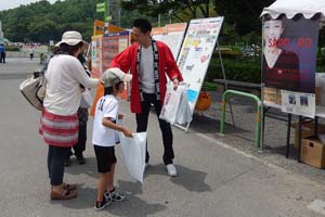 写真：松山市での札幌PRの様子（グッズ配布）