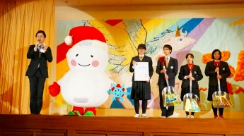 写真：星置中学校へスコップ贈呈の様子