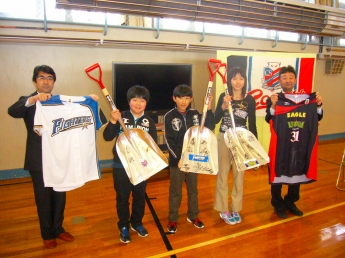 写真：豊滝小学校へスコップ贈呈の様子