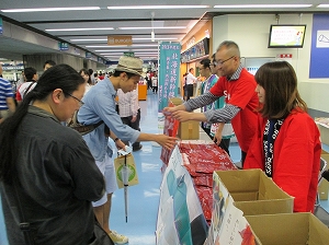 写真：東京ドームでグッズを配布する様子