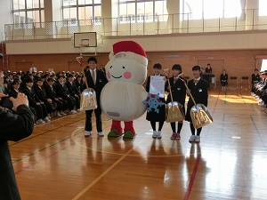 写真：星置小学校へスコップ贈呈の様子