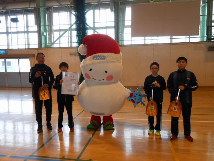 写真：手稲中央小学校へスコップ贈呈の様子