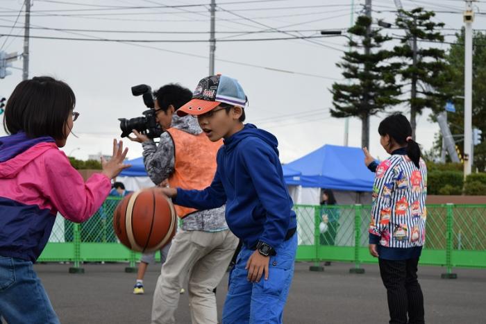 写真：ミニさっぽろバスケットボールスクールの様子（少年）