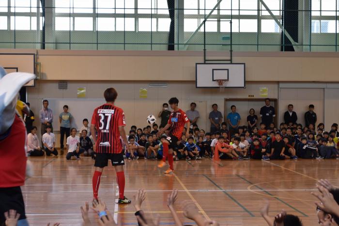 コンサドーレ札幌の選手が技を披露する写真