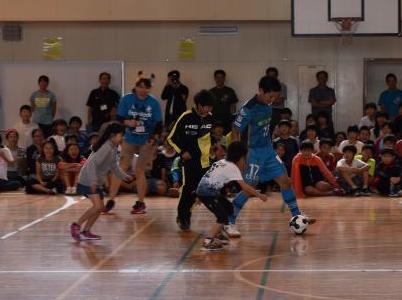 エスポラーダ北海道の選手と子どもたちが対決する写真