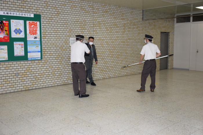 東豊線大通駅構内における防犯訓練の様子