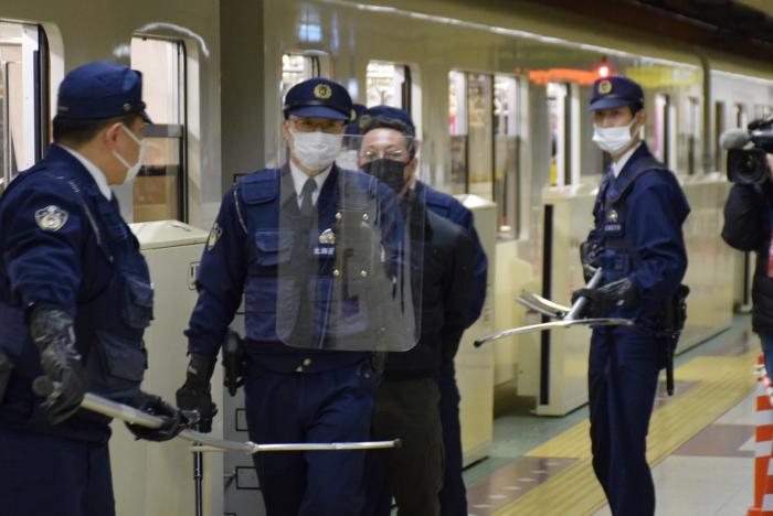 車内異常時対応検証訓練での警察の様子