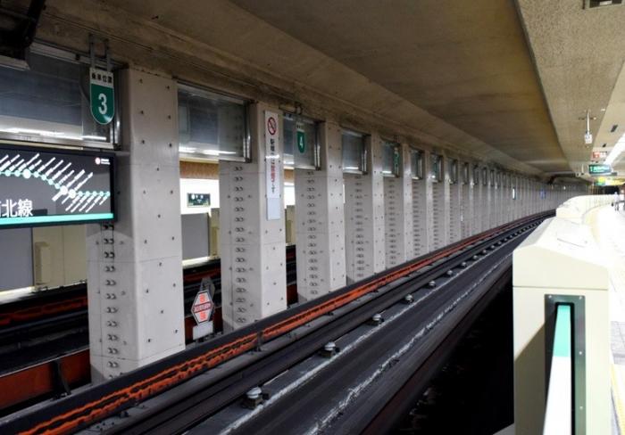 耐震補強済みの駅ホーム柱の写真