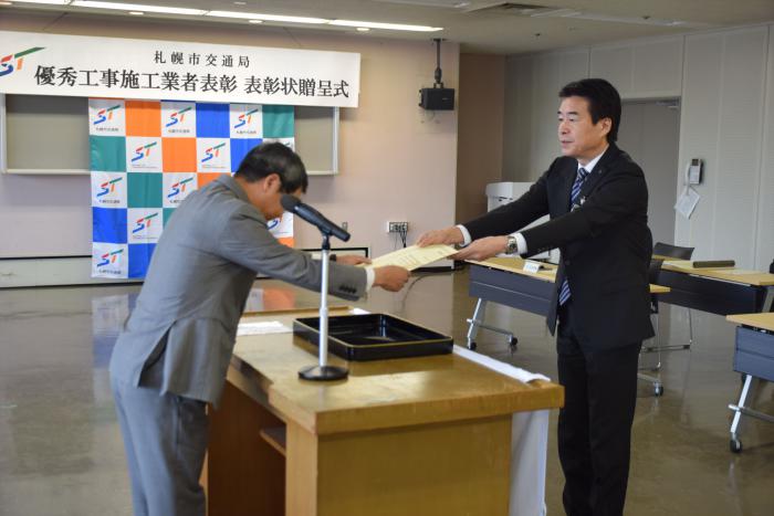 R6_表彰状贈呈の様子3