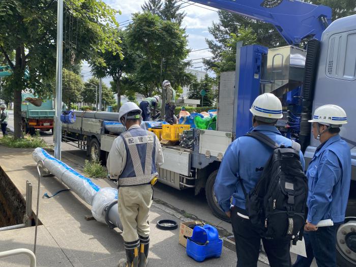 配水管敷設工事現場視察の様子
