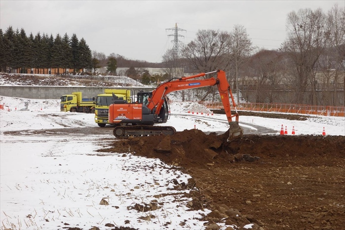 第4浄水棟建設前の準備工事（重機により地面を掘削）をしている、令和5年12月撮影の写真を載せています