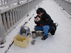 写真：河川水の臭い確認の様子