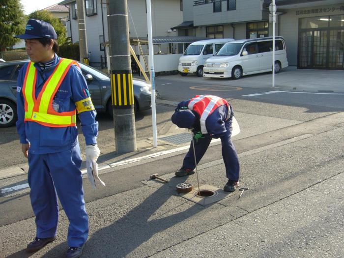 写真：漏水調査活動の様子