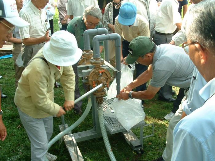 緊急貯水槽見学会の様子