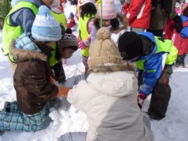 富丘雪中遊びで遊ぶ、子供たちの画像