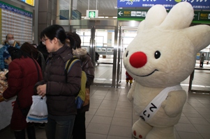 手稲駅で、パン売り場の列に並ぶ様子の、ていぬの画像