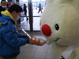 手稲駅のパン売り場で、ていぬ型のパンを見る、ていぬの画像