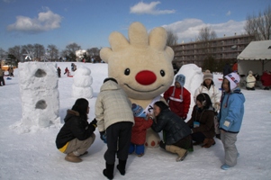 稲積公園冬祭りで子供たちと遊ぶ様子の、ていぬの画像