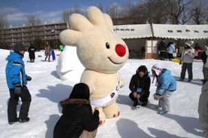 稲積公園冬祭りで子供たちと遊んでいるときに立ち上がって遠くを見る、ていぬの画像