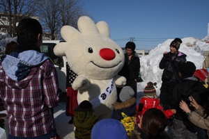 雪っていいね・ていねの会場で、大人たちと戯れる、ていぬの様子を写した画像