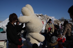 雪っていいね・ていねの会場で、大人たちと戯れる、ていぬの様子を写した画像