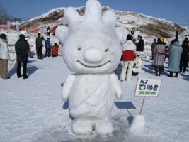 雪っていいね・ていねの会場で作成された、ていぬの雪像の様子を写した画像