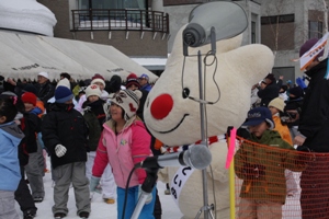 手稲山雪の祭典での開会式で、参加者と一緒にいる、ていぬの様子を写した画像
