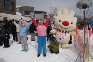 手稲山雪の祭典で、参加者と一緒にラジオ体操をする、ていぬの様子を写した画像