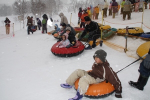 手稲山雪の祭典で、チューブ遊びをする参加者の様子を写した画像