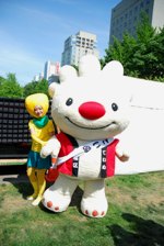 よさこいソーラン祭りで記念撮影をする、ていぬの様子を写した画像