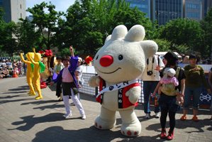 よさこいソーラン祭りで、多くのキャラクターや参加者と、ワオドリをする、ていぬの様子を写した画像