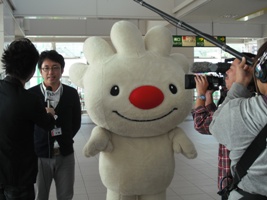 手稲駅の広場で、テレビ局の取材を受ける、ていぬの画像