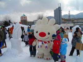 雪っていいねていねの会場で、子供たちと触れ合う、ていぬの画像