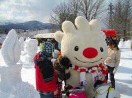 雪っていいねていねの会場で、子供たちから触られる、ていぬの画像