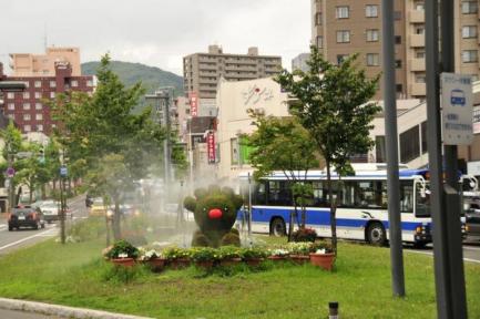 手稲駅の外のロータリーに設置してある、ていぬを象ったトピアリーの画像