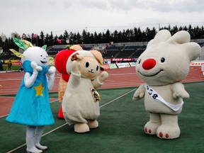 厚別公園陸上競技場で、厚別区のマスコットキャラクター、ぴかっとくんと、豊平区のマスコットキャラクターこりん、めーたんと一緒に記念撮影をする、ていぬの画像