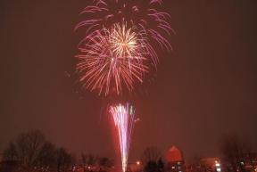 雪の祭典で打ち上げた花火の画像
