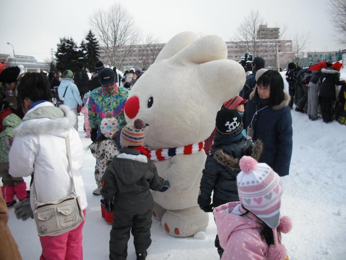 雪の祭典の会場で、子供たちと触れ合う、ていぬの画像