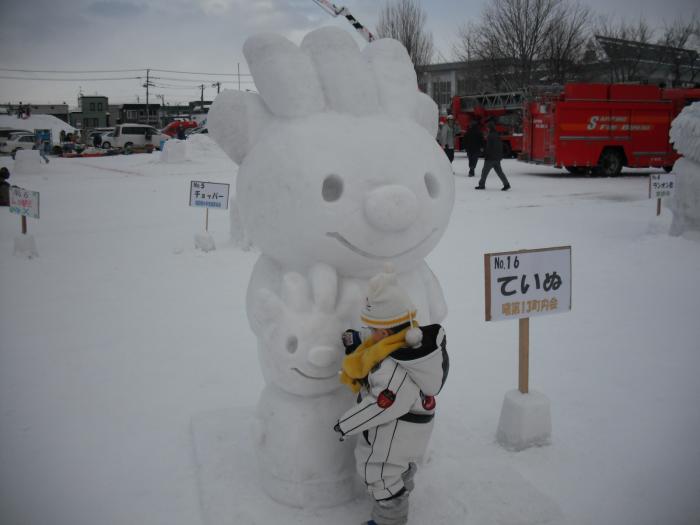 雪の祭典に設置された、ていぬの雪像の画像