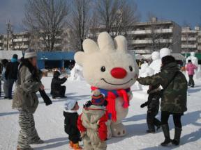 雪の祭典で、子供たちと触れ合う、ていぬの画像
