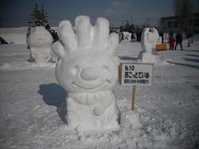 雪の祭典に設置された、ていぬの雪像の画像
