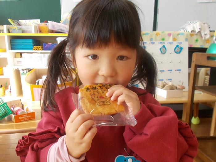 ていぬせんべいを食べる子供の画像