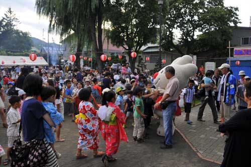 浴衣を着た多くの親子で賑わう、がるがわ盆踊り会場の様子の画像