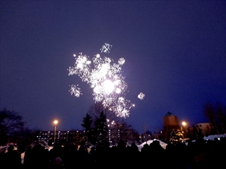 ていね雪の祭典の会場で打ち上げた花火を見上げる、来場者の様子を写した画像
