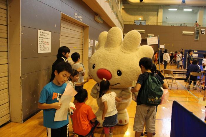 スポレク会場になっている手稲区体育館の体育室で、子供たちと触れ合う、ていぬの画像