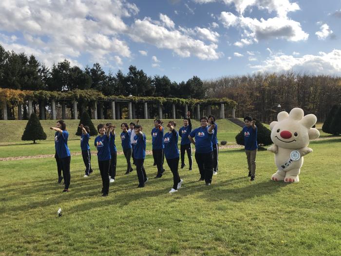 前田森林公園のカナール前で体操をする、ていぬとスタッフの画像