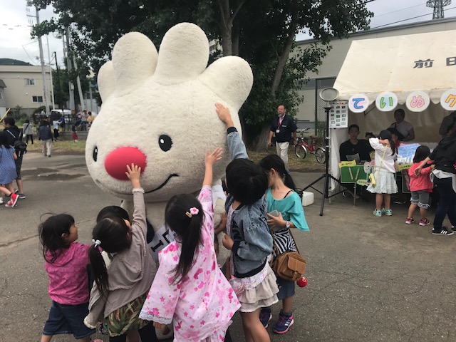 ていね夏あかり会場で子供たちと触れ合う、ていぬの画像